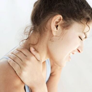 Nackenschmerzen bei einem Mädchen ein Symptom von Osteochondrose