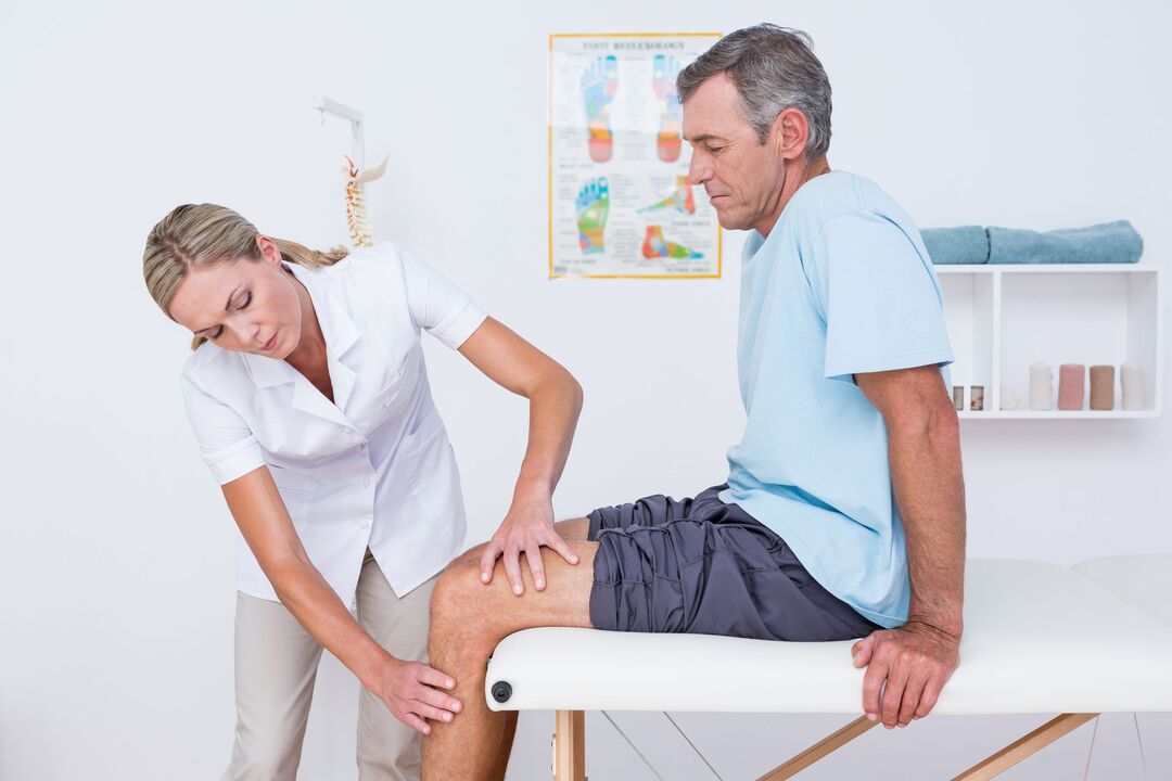 Arzt untersucht einen Patienten mit Arthrose des Knies