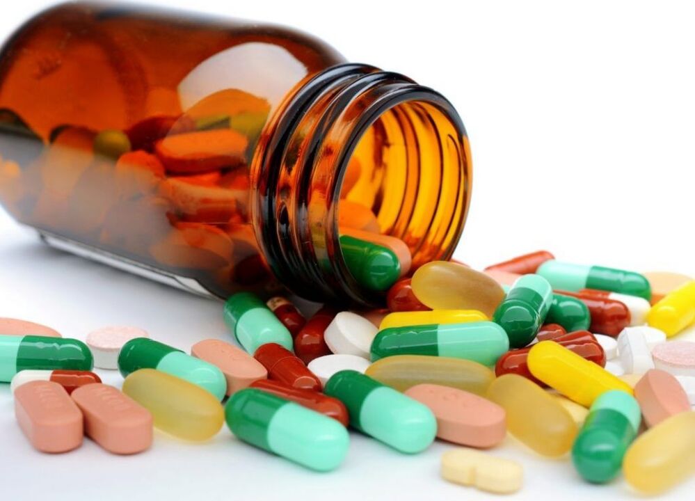 Patienten können Antibiotika zur Behandlung von Arthritis erhalten. 