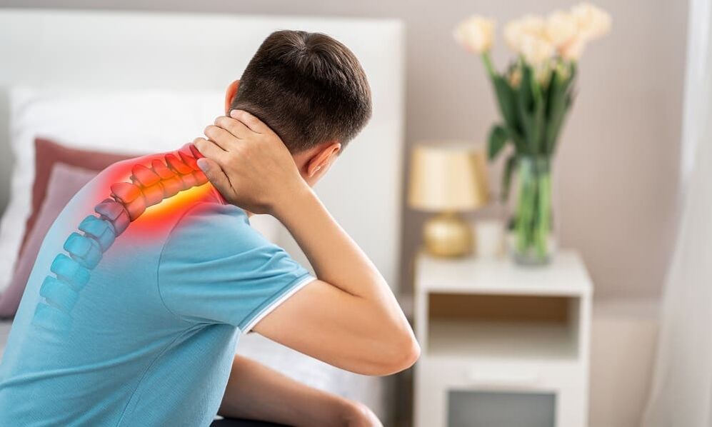 Ein Mann ist besorgt über Anzeichen einer zervikalen Osteochondrose, die behandelt werden muss