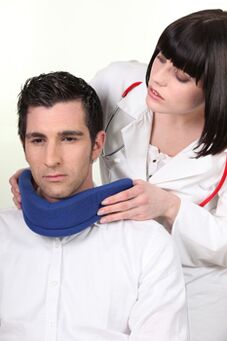 Der Arzt setzt den Patienten den Kragen von Shantsz an