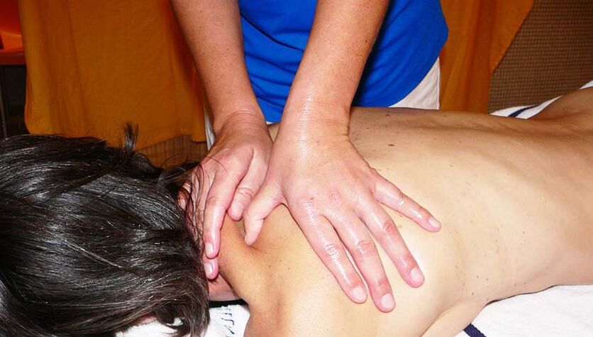 Massagesitzung zur Osteochondose der Halswirbelsäule