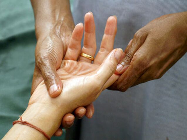 Die manuelle Therapie ist eine recht beliebte Methode zur Behandlung von Rhizarthrose, die die Fingergelenke betrifft.